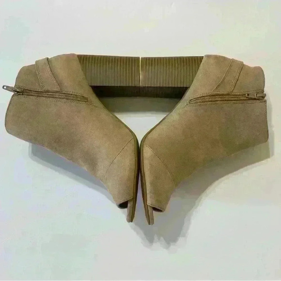 APT 9 Bootie Clocktan Peep Toe High Heel Womens Ankle Boot Size 10 Zip Taupe - Picture 4 of 13